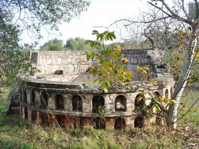 A dire il vero questa costruzione � meno monumentale rispetto alle altre, pur molto simile all�originale con i tanti archi e finestre, � all�incirca la met� dell�anfiteatro romano